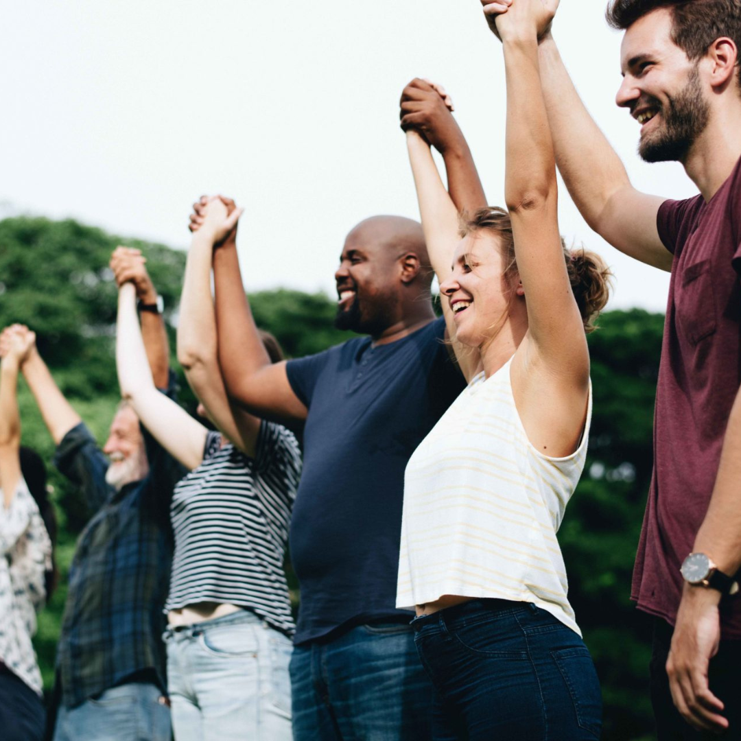 Groupe mains en l_air